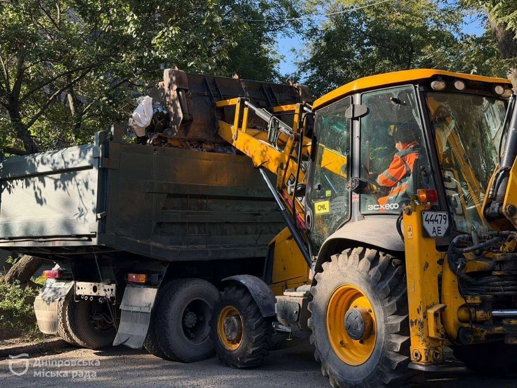 У Дніпрі пояснили, чому гілки та стовбури дерев не можна залишати біля контейнерів У Дніпрі пояснили, чому гілки та стовбури дерев не можна залишати біля контейнерів